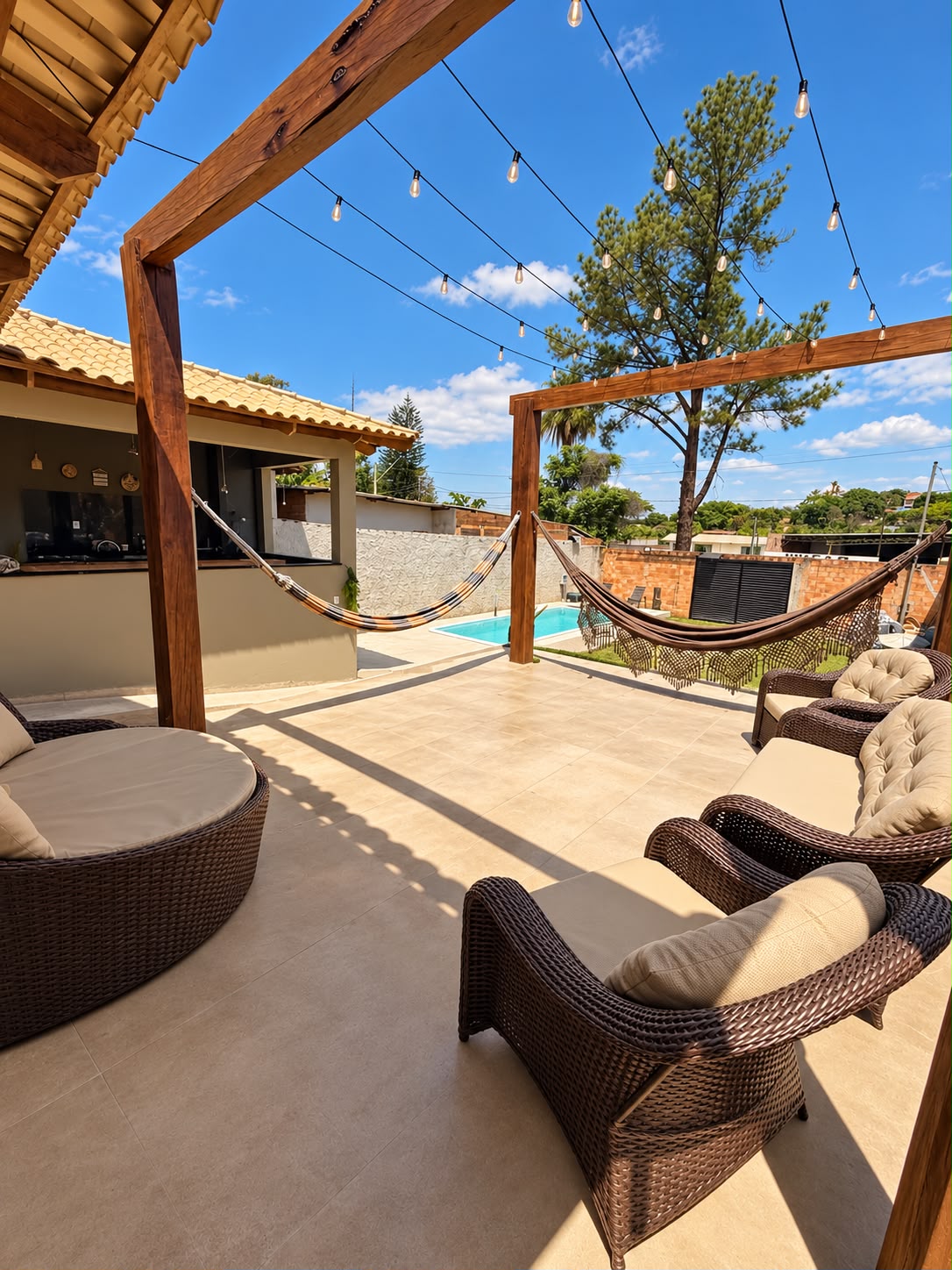 Villa Acácia — área de convivência ao ar livre com redes e pergolado
