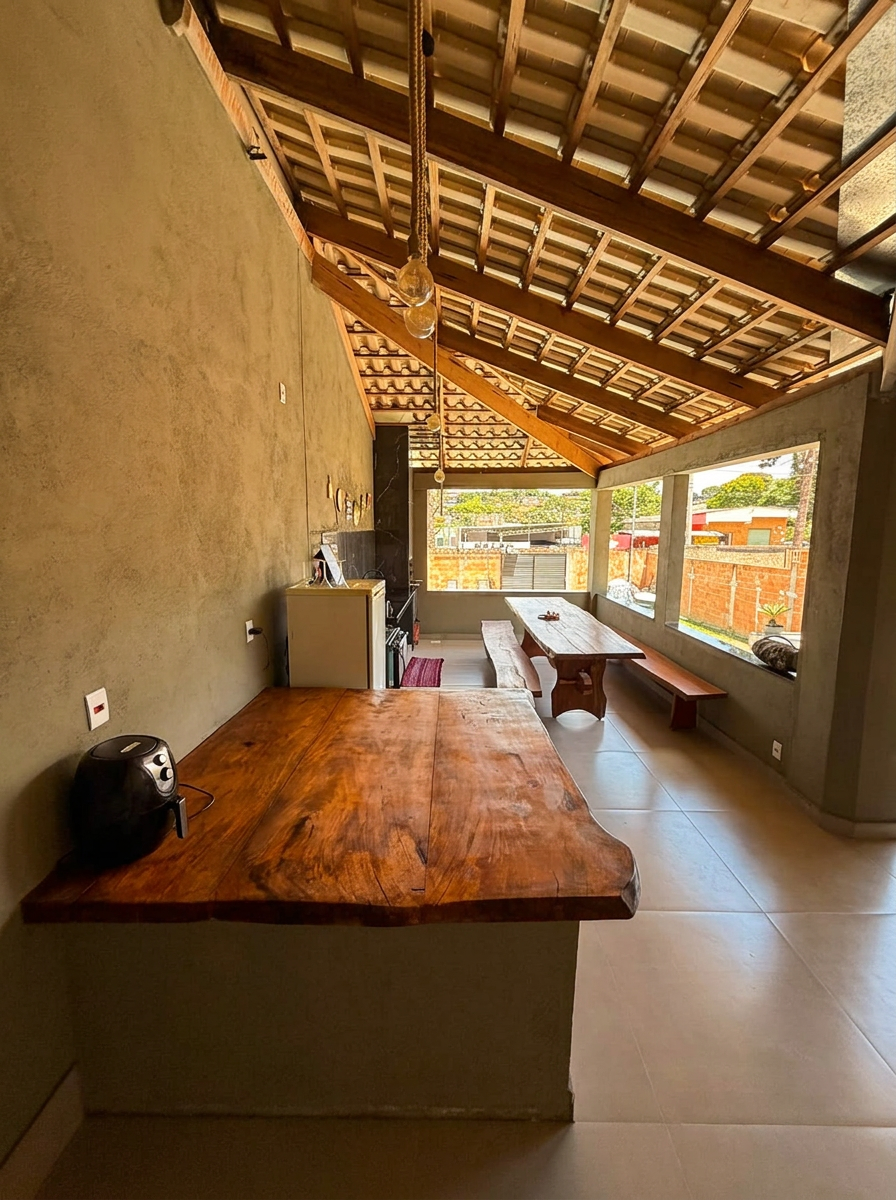 Villa Acácia — varanda coberta com mesas de madeira